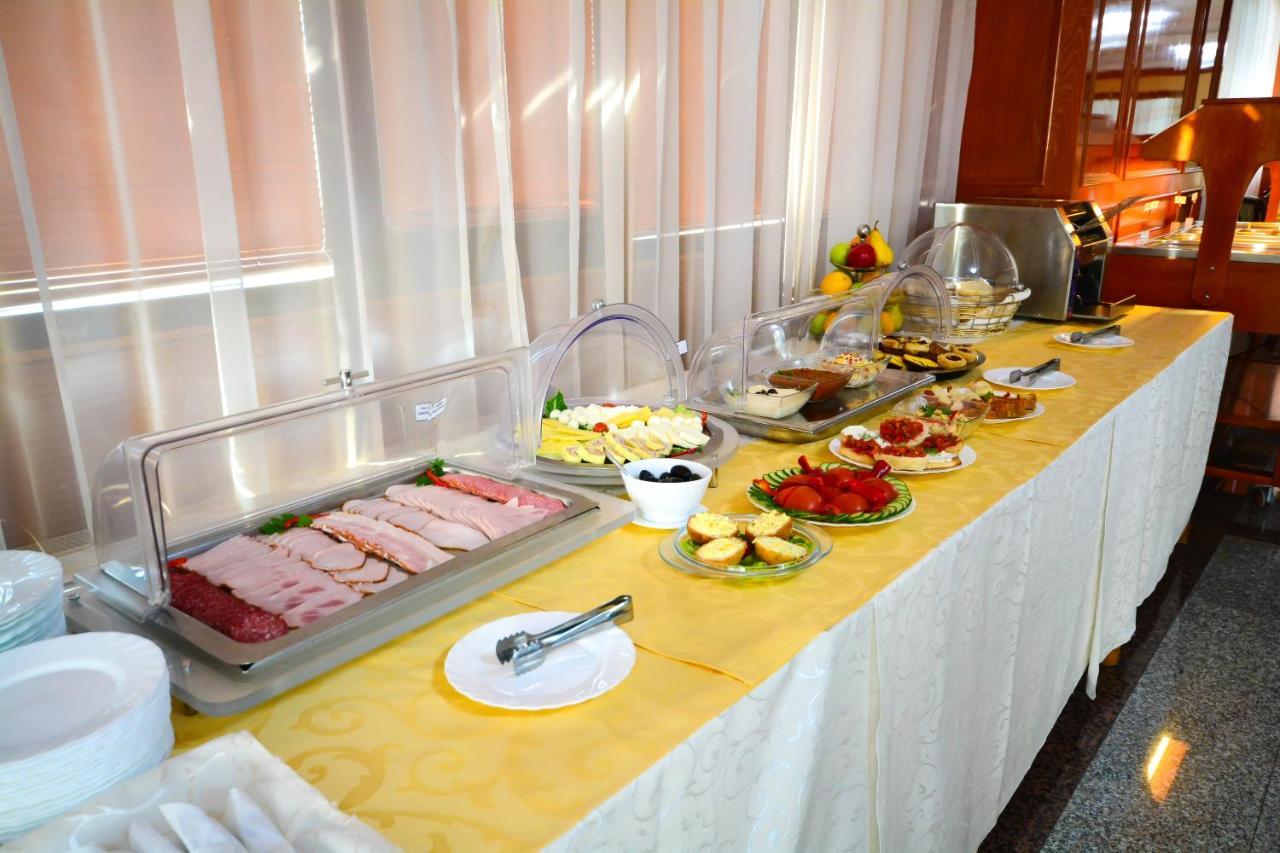 Hotel Emma Est Craiova Dış mekan fotoğraf